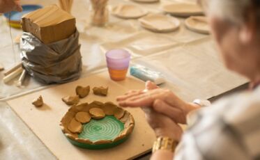 In der Tagespflege beim Töpferkurs