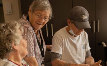 Bewohnerinnen beim Plaudern in der Tagespflege